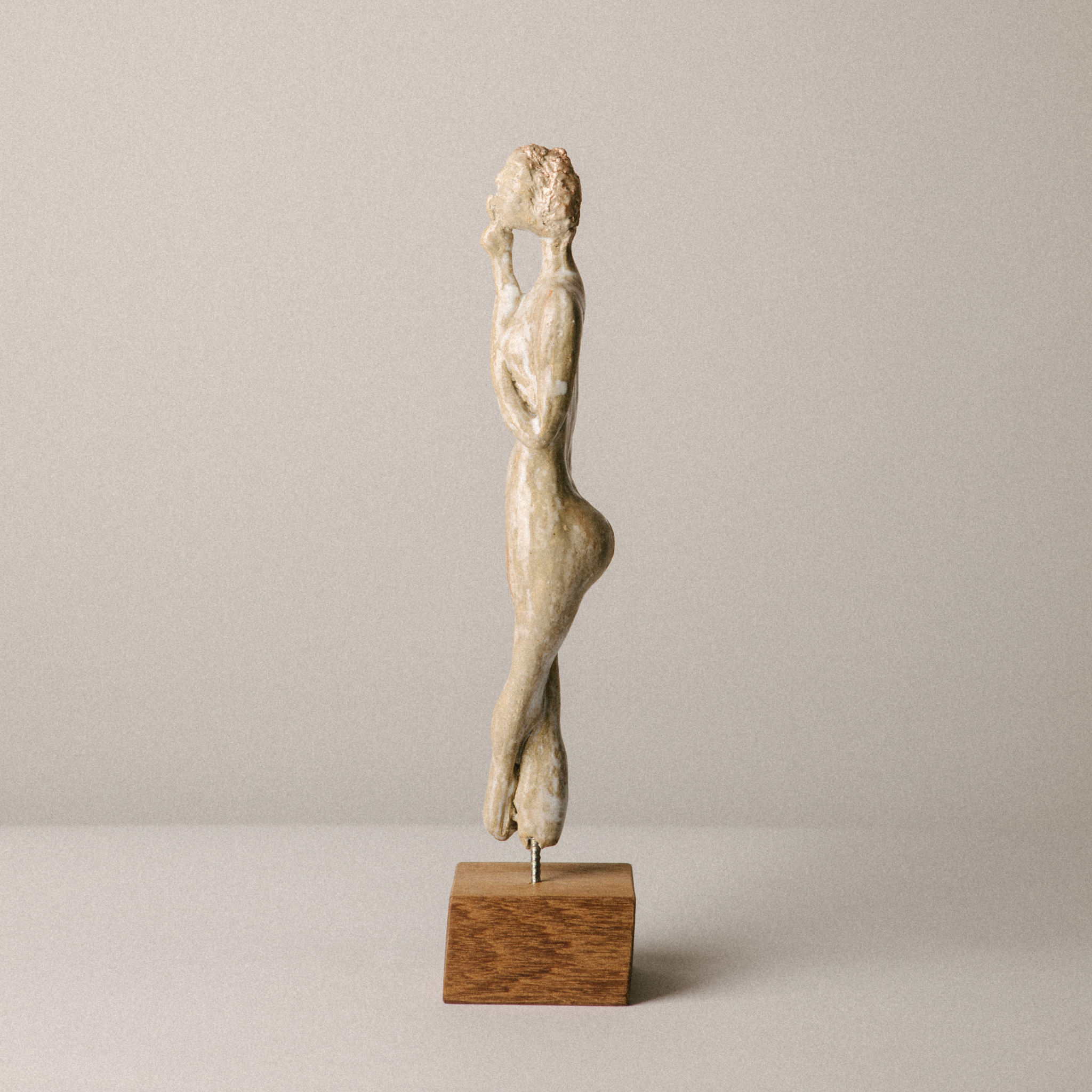 Keramik-Figur Sinnlich auf Holzsockel