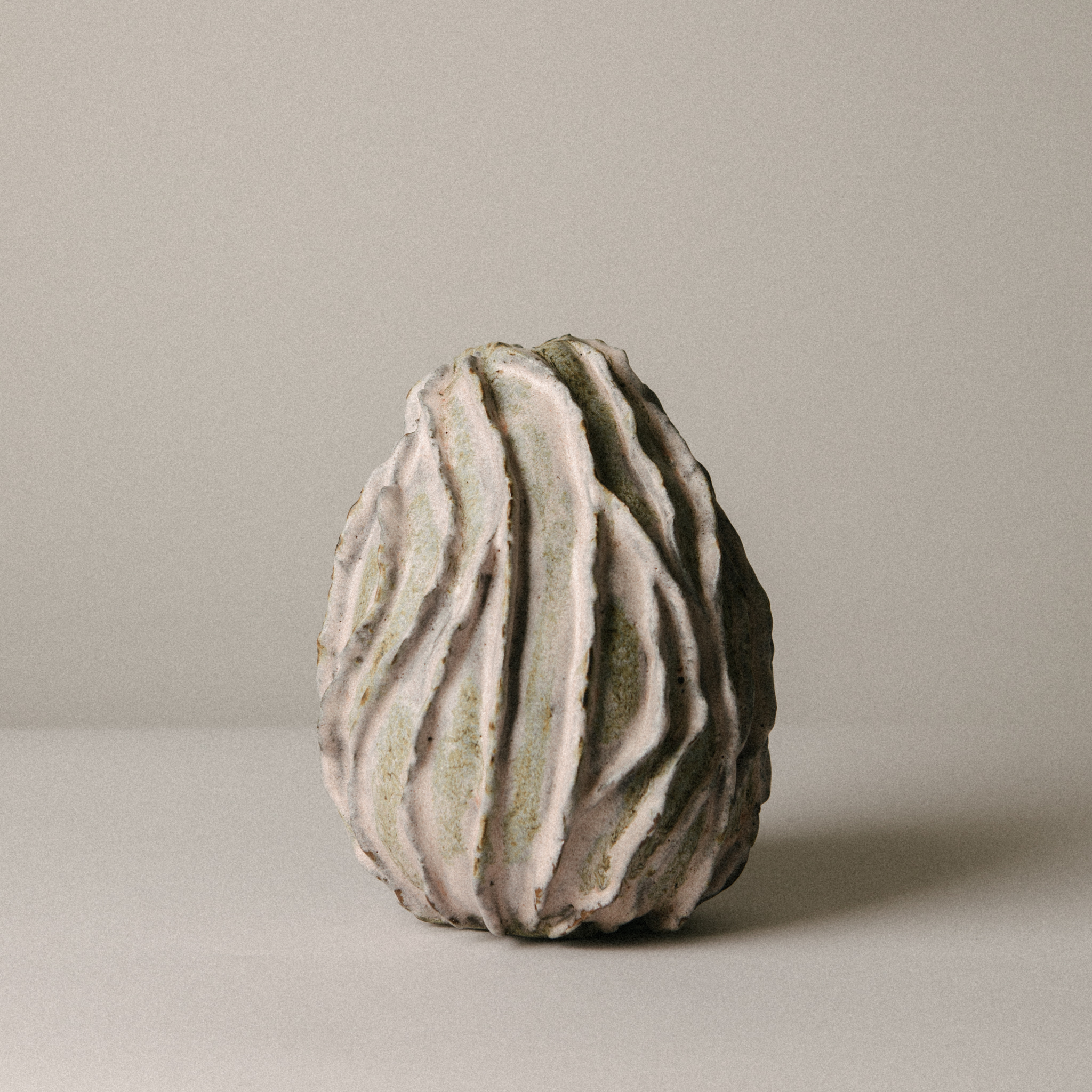 Ovale Vase aus Keramik mit Sturktur