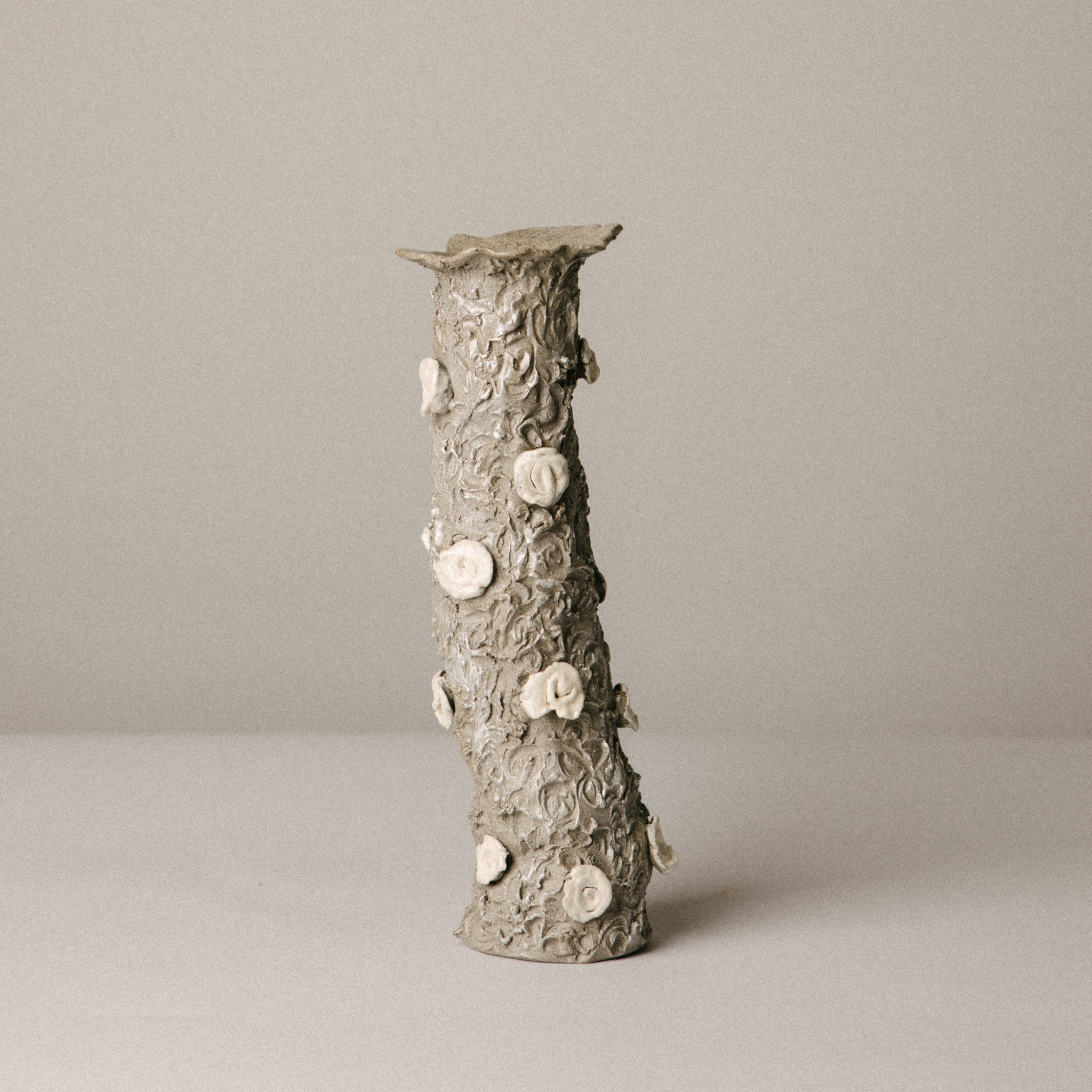 Vase aus Keramik mit Blüten-Verzierung