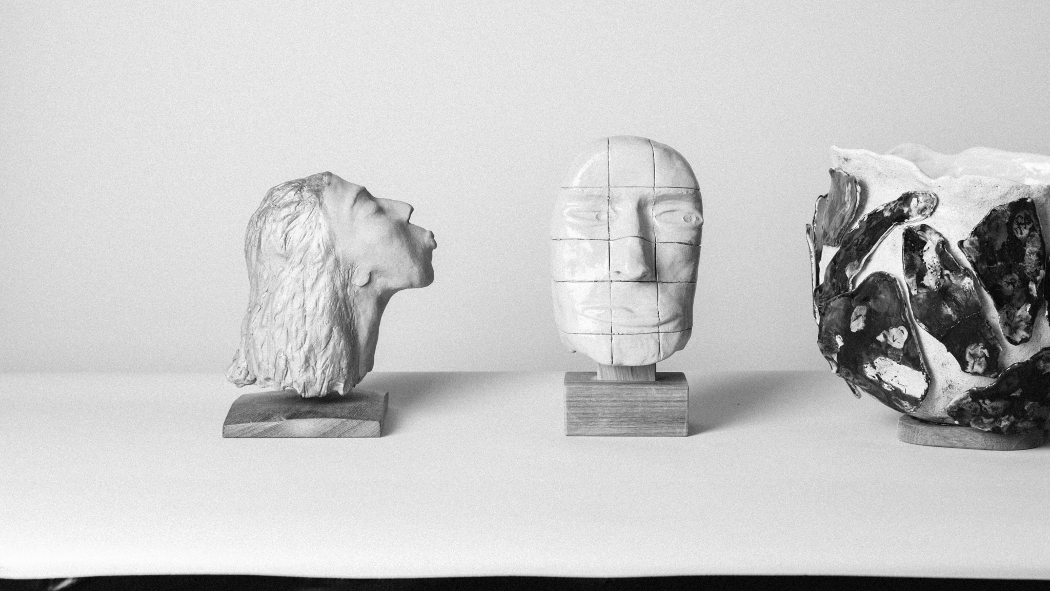 Skulpturen aus Ton und Keramik